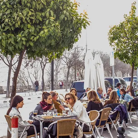 Amparo Cinco Daire *